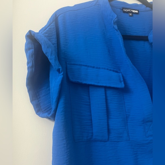 Oversized Blouse in blue from Fashion Nova v-neck t shirt in medium. - Picture 6 of 8